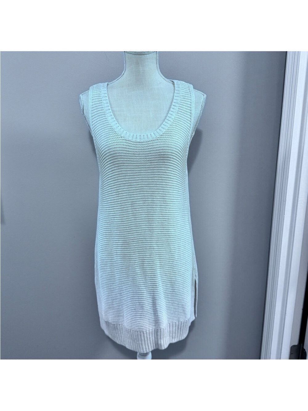 NWT GAP Women's Off-White Textured Sleeveless Tunic Sweater. Size L